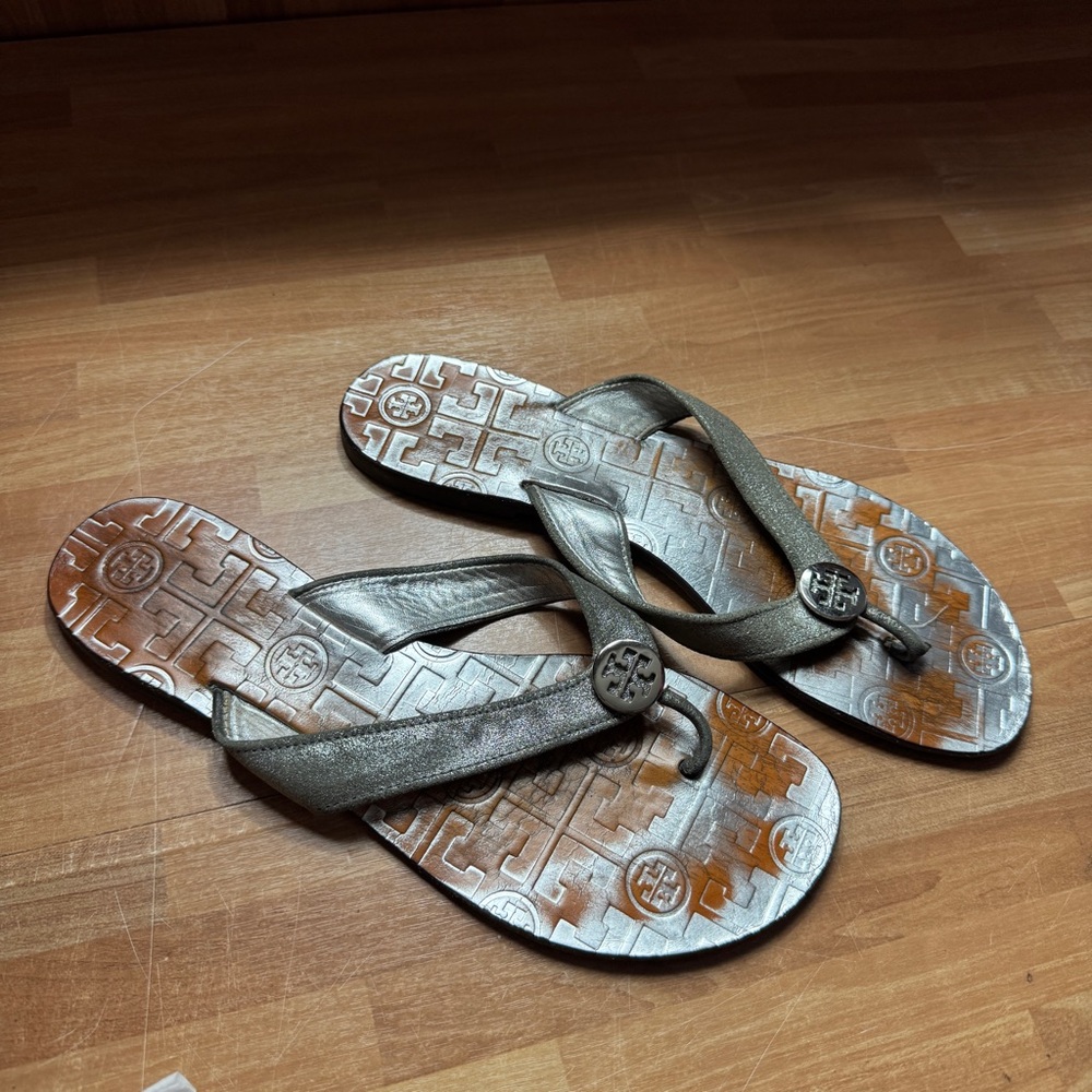 Tory Burch thora flat thong pewter leather sandals size 8